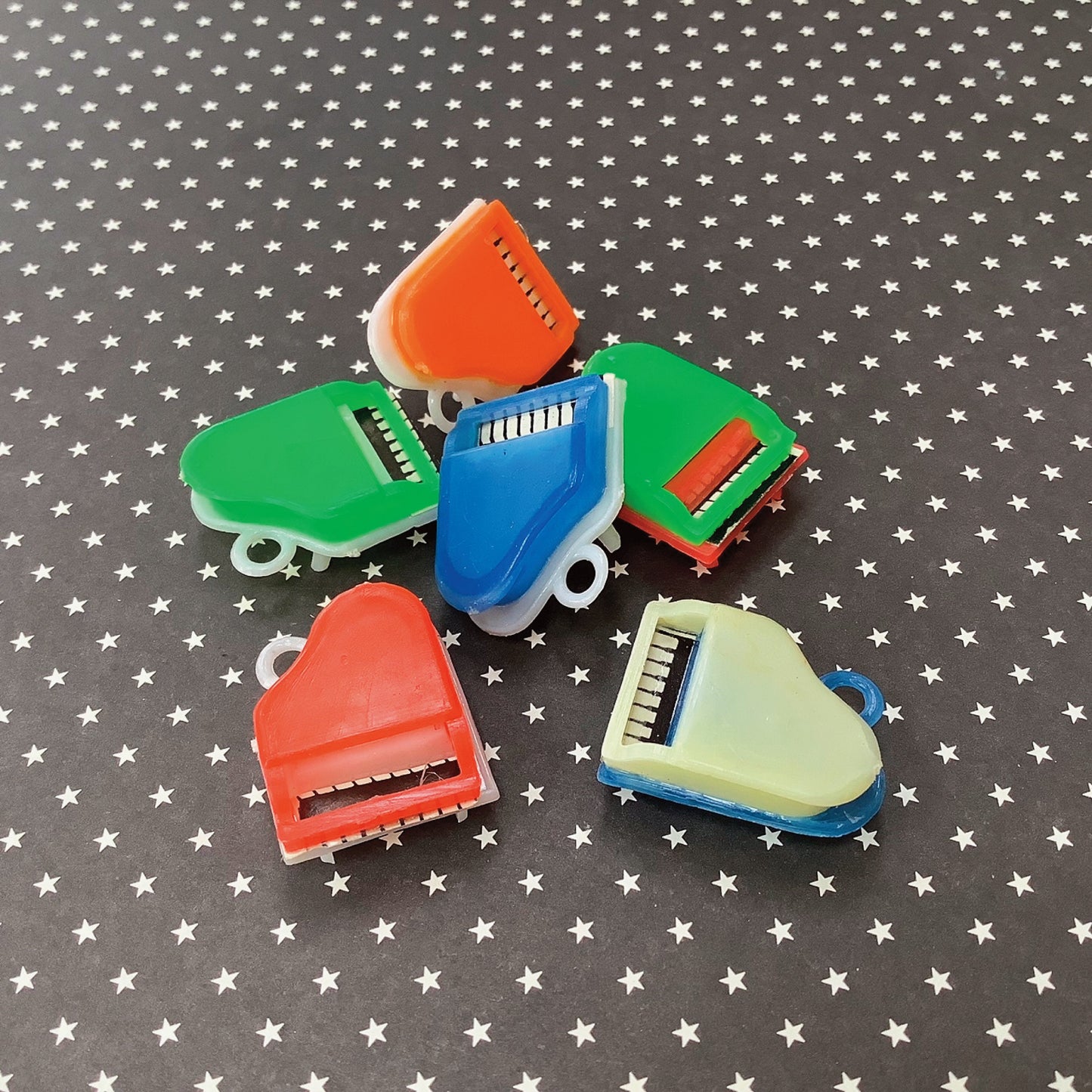 Plastic Piano Charms (4)