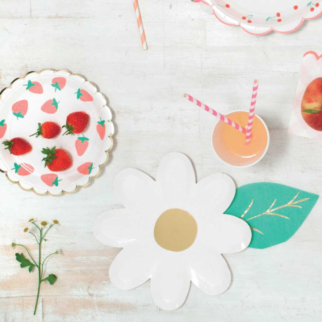 green napkins with flower plates