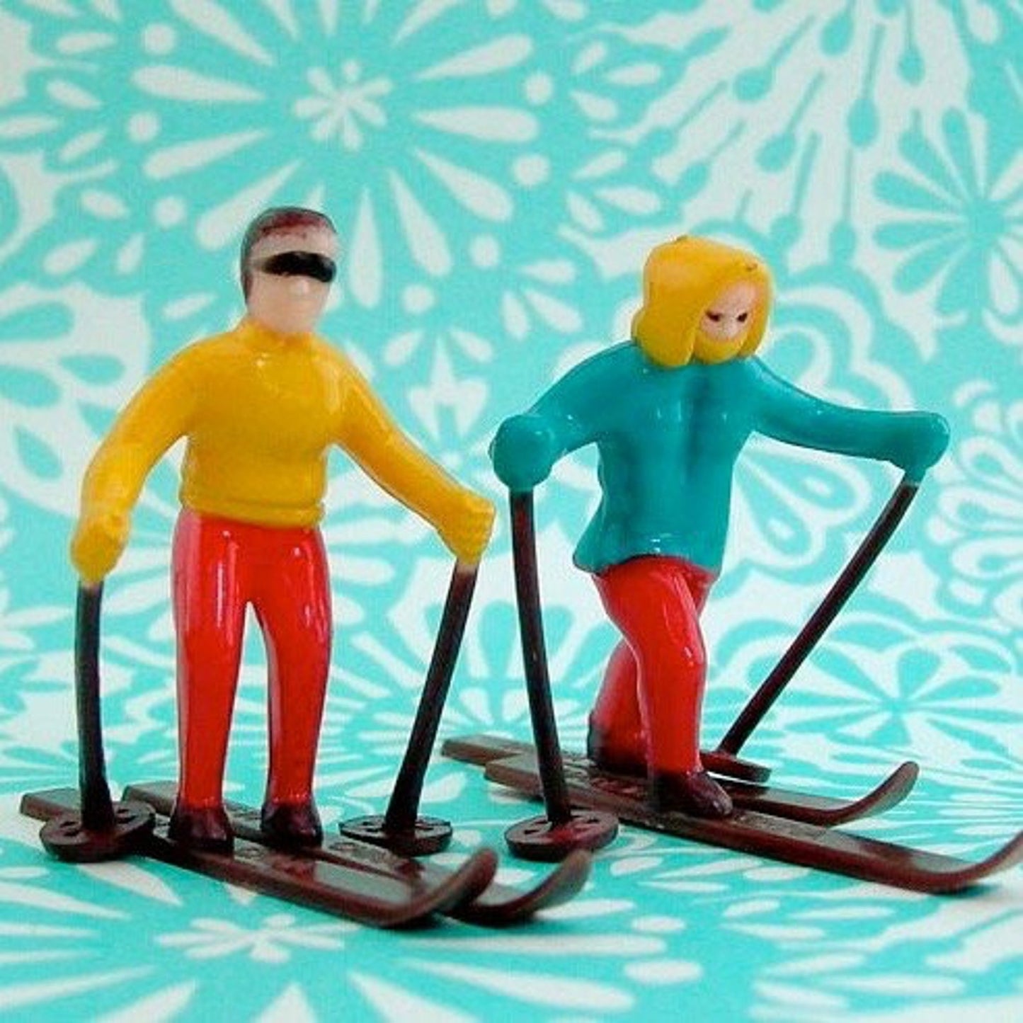 Happy Skiing Couples, 4 Skiiers